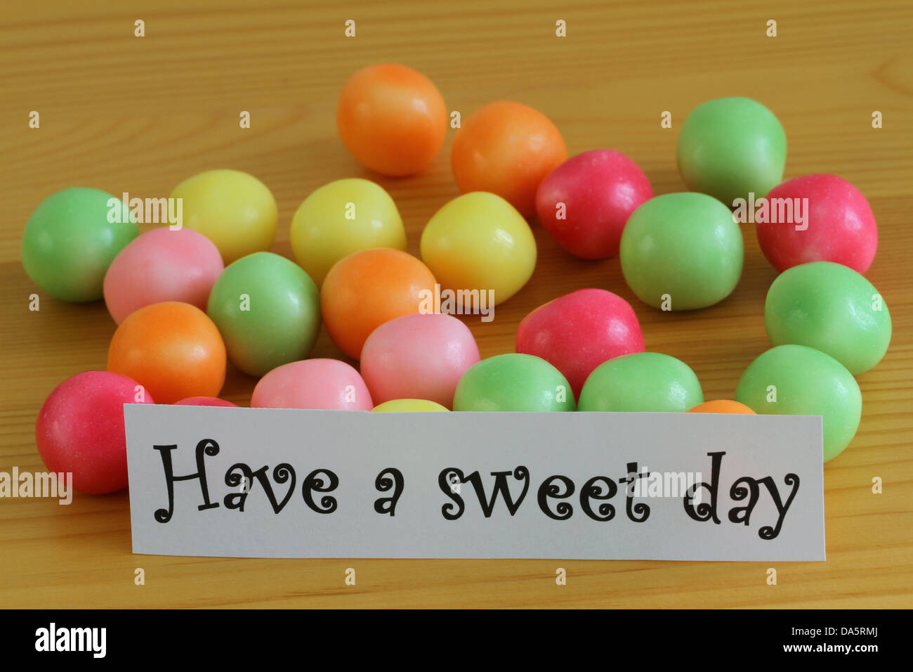 Haben Sie einen süßen Tag Hinweis und bunten Süßigkeiten Stockfoto