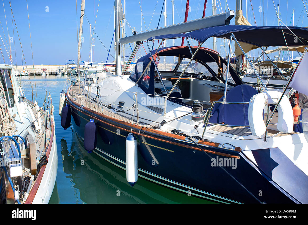 Boote im sicheren Hafen. Latchi, Zypern Stockfoto