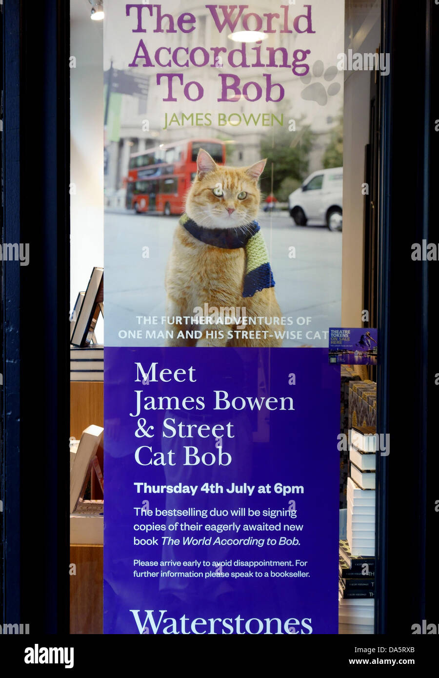 London, UK. 4. Juli 2013. Busker James Bowen und seine Street Katze namens Bob startete ihre dritte Buch heute Abend in London. Sie hoffen, dass die Welt nach Bob den Erfolg von ihrer ersten wiederholen wird, die über 700.000 Exemplare in Großbritannien verkauft und erscheint jetzt auf der ganzen Welt. Es war eine lange Schlange, die von außen Waterstone in Islington heute zu treffen das berühmte Duo und Exemplare signiert. Bildnachweis: Jeffrey Blackler/Alamy Live-Nachrichten Stockfoto