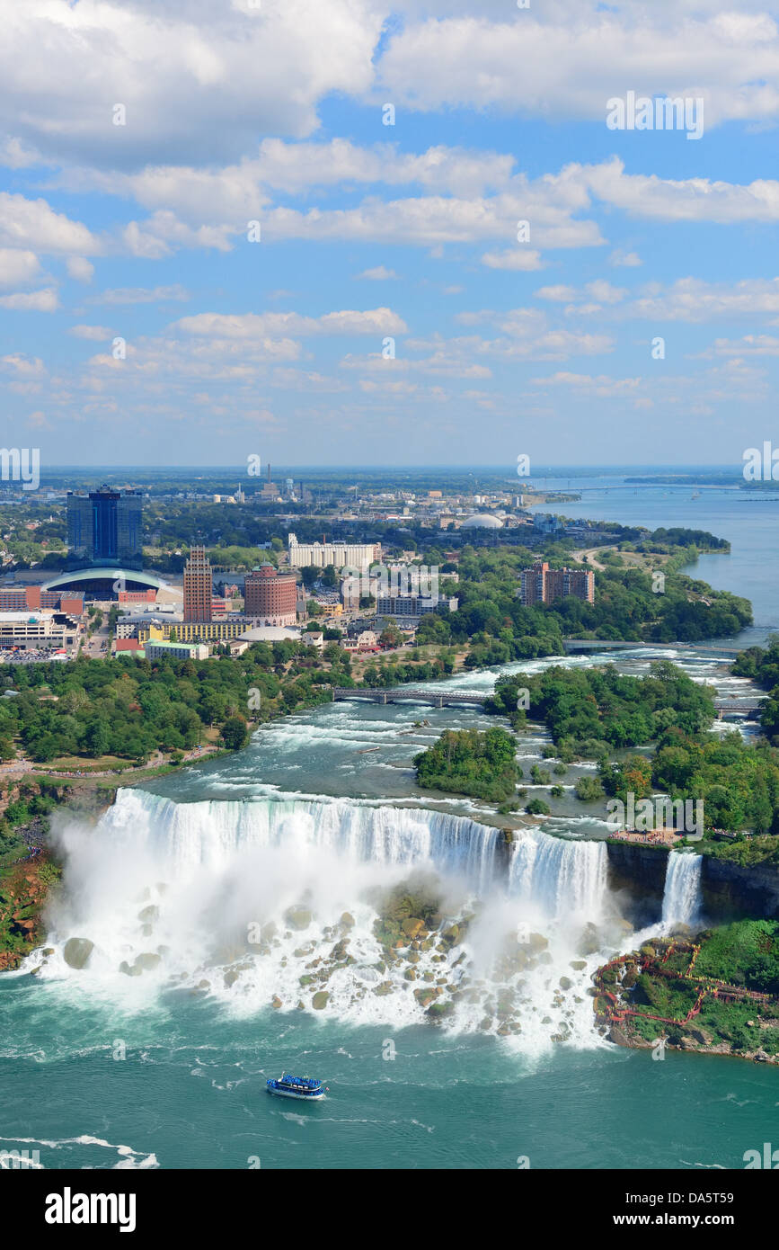 Niagarafälle Closeup am Tag über Fluss mit Gebäuden Stockfoto
