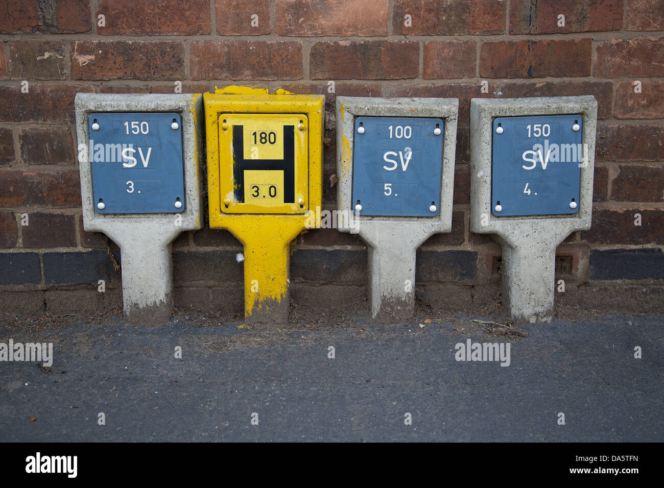 Hydranten Wasser Locator Signage und Schleuse Ventil Indikatoren auf eine UK Straße Bürgersteig Stockfoto