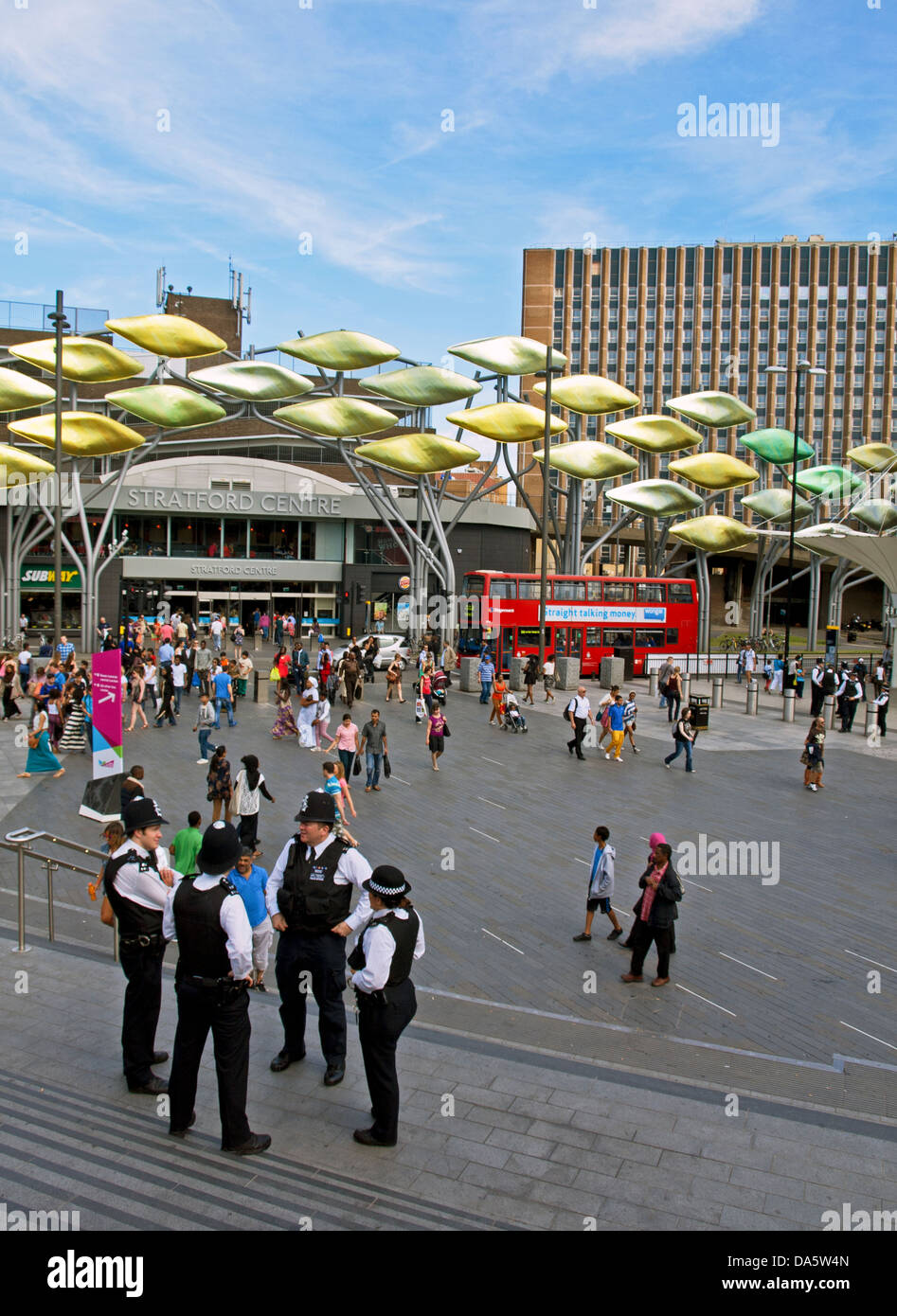 Blick auf die Stratford Shoal-Skulptur am Eingang des Einkaufszentrums Stratford, Stratford, London, England, Vereinigtes Königreich Stockfoto