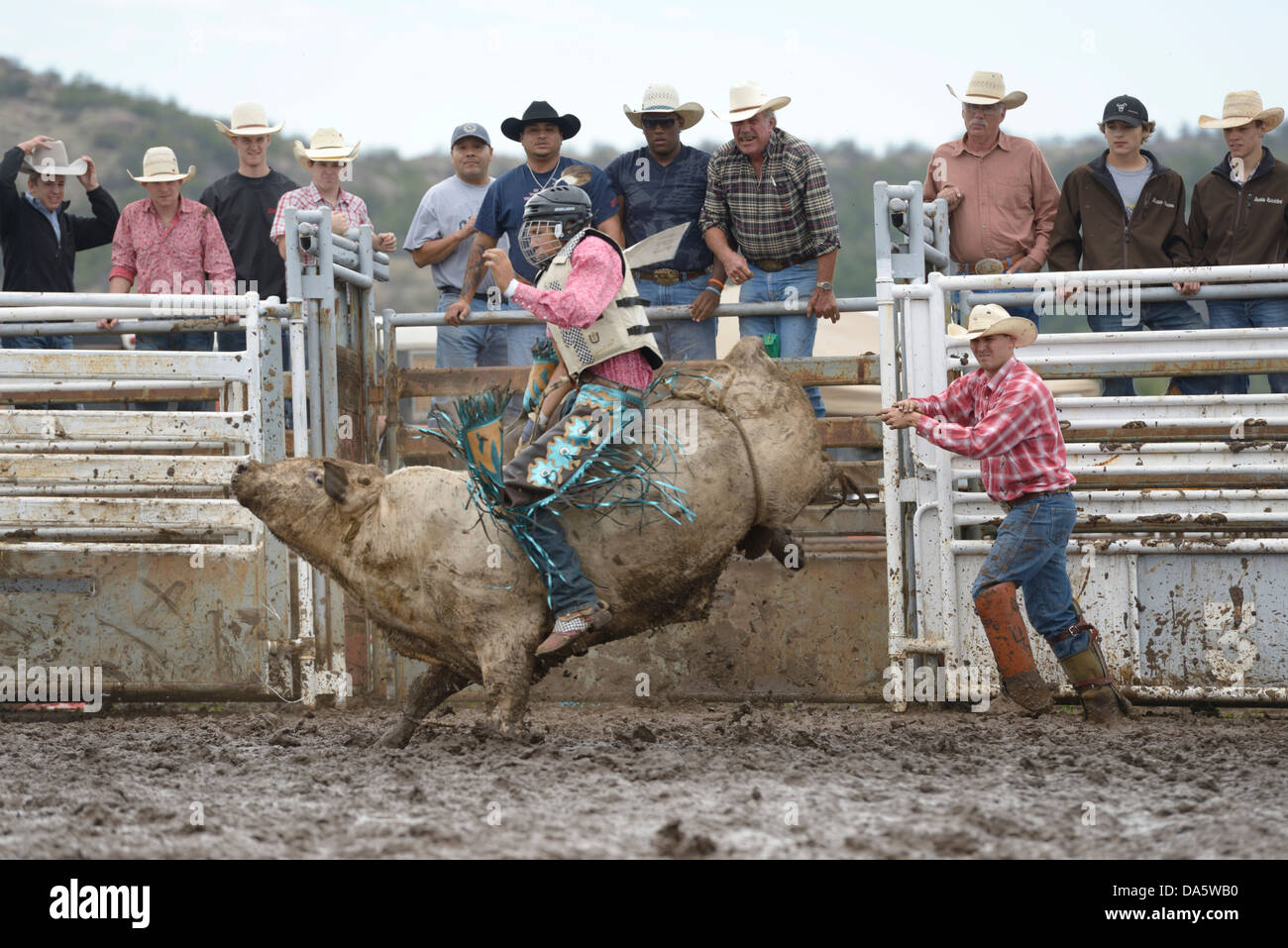 USA, USA, Amerika, Nordamerika, Oklahoma, Comanche, Indisch, Rodeo, Bullenreiten, Schlamm, Cowboy, Indianer, Mann, Männer, Dange Stockfoto