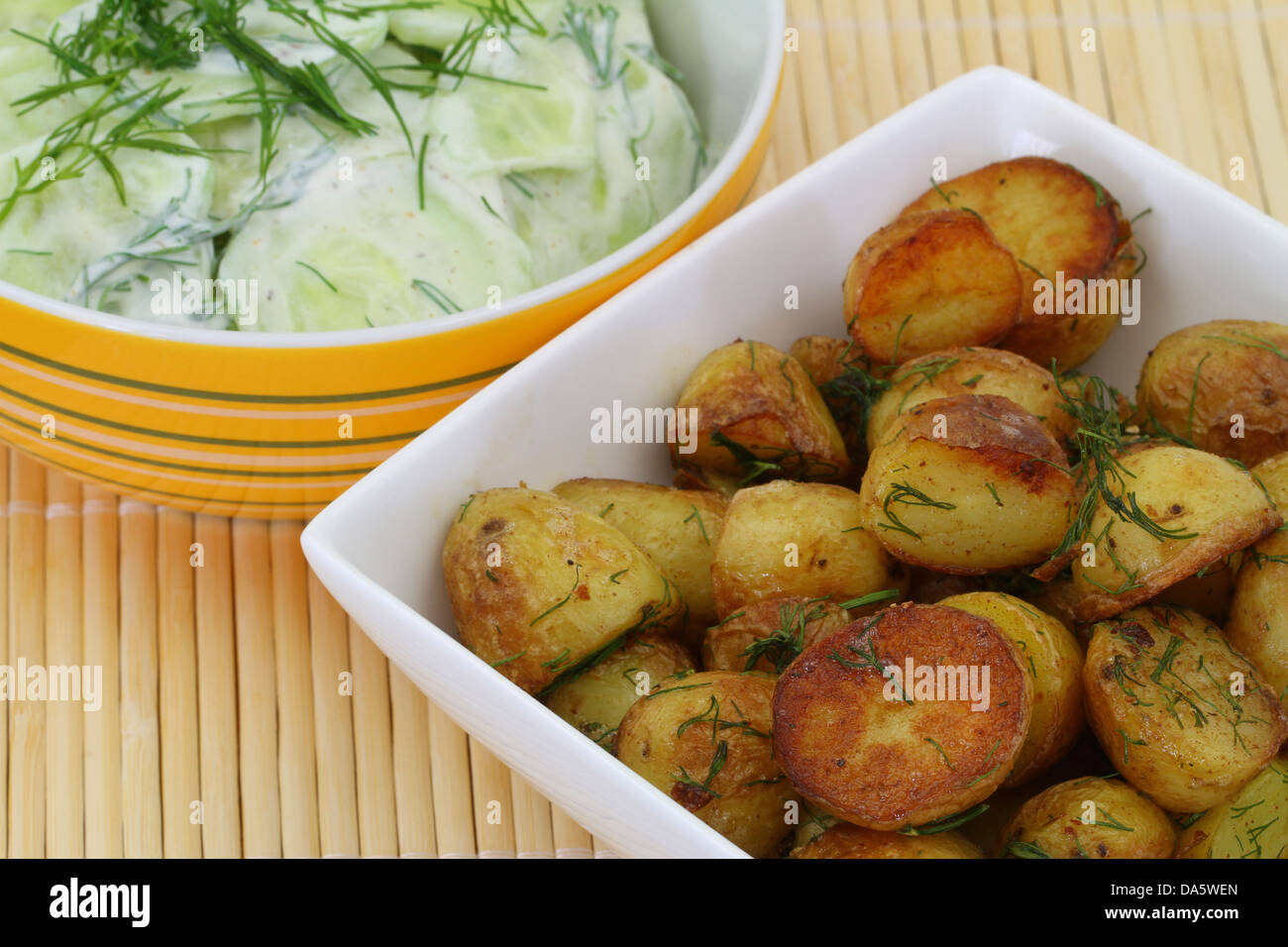 Beilagen Bratkartoffeln und Gurkensalat Stockfoto