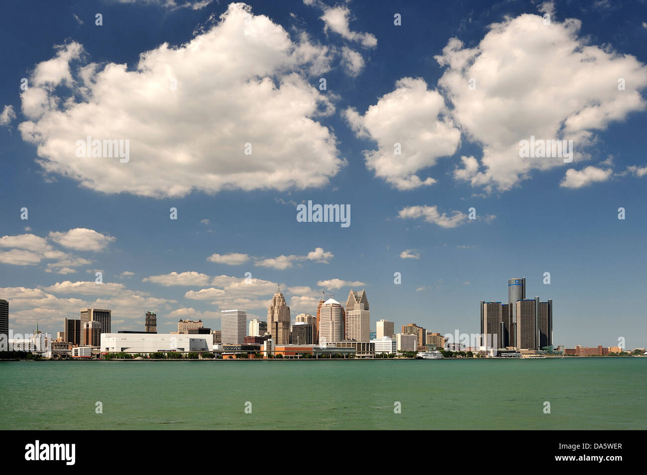 Wolken, Detroit, Detroit River, Fluss, Financial District, General Motors, Great Lakes, internationales Riverfront, Michigan, Mitte Stockfoto