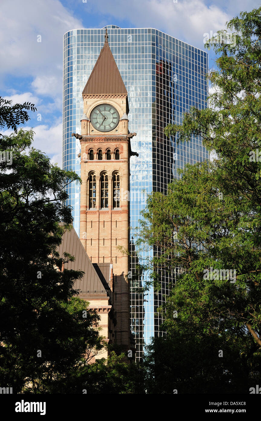 Kanada, Rathausplatz, altes Rathaus, Ontario, Toronto, Architektur, Mauerziegel, Uhrturm, modern, Turm, Fenster Stockfoto