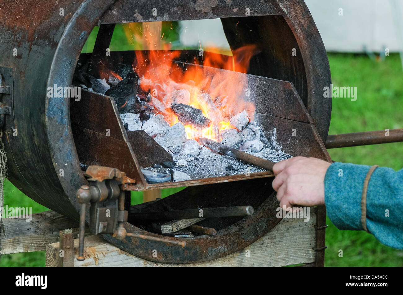 Eine Metallschiene wird in einer Schmiede erhitzt. Stockfoto