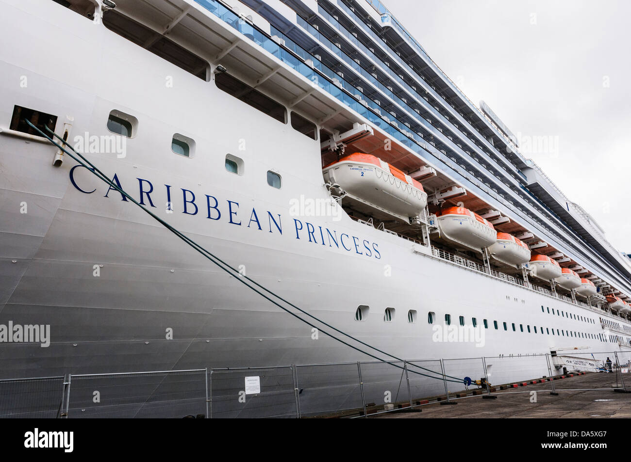 Rettungsboote auf der Seite der Caribbean Princess cruise Liner, betrieben von Princess Cruises Stockfoto