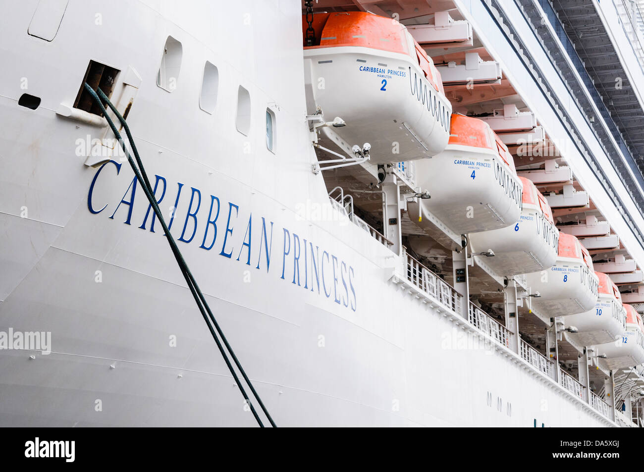 Rettungsboote auf der Seite der Caribbean Princess cruise Liner, betrieben von Princess Cruises Stockfoto