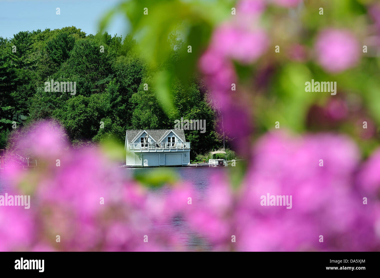 Boat House, Lake Muskoka, See, Bezirk, Ontario, Kanada, Blumen Stockfoto