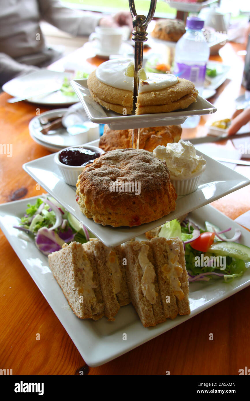 Traditionellen Afternoon Tea auf abgestufte Kuchenplatte Stockfoto