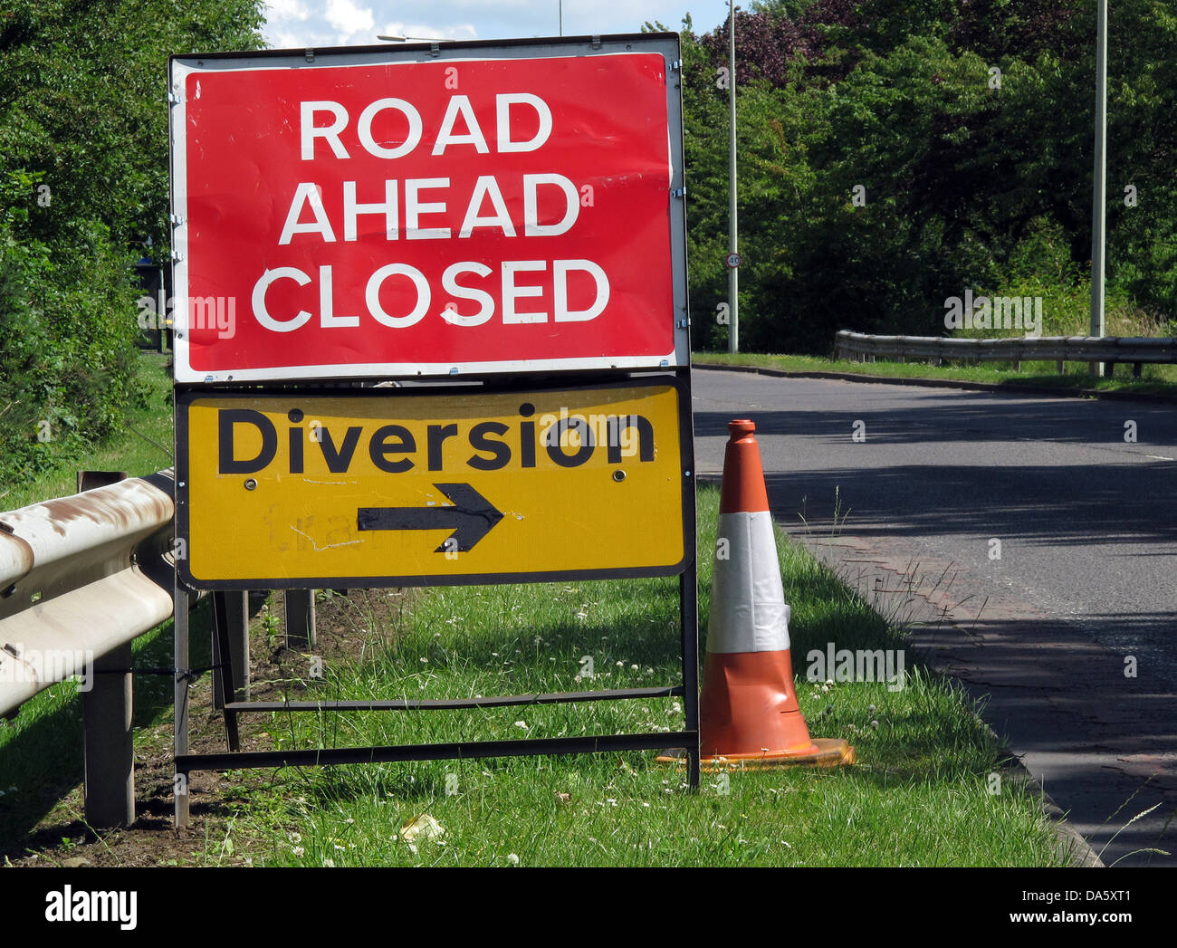 UK Road voraus gesperrt und Umleitungsschilder Stockfoto