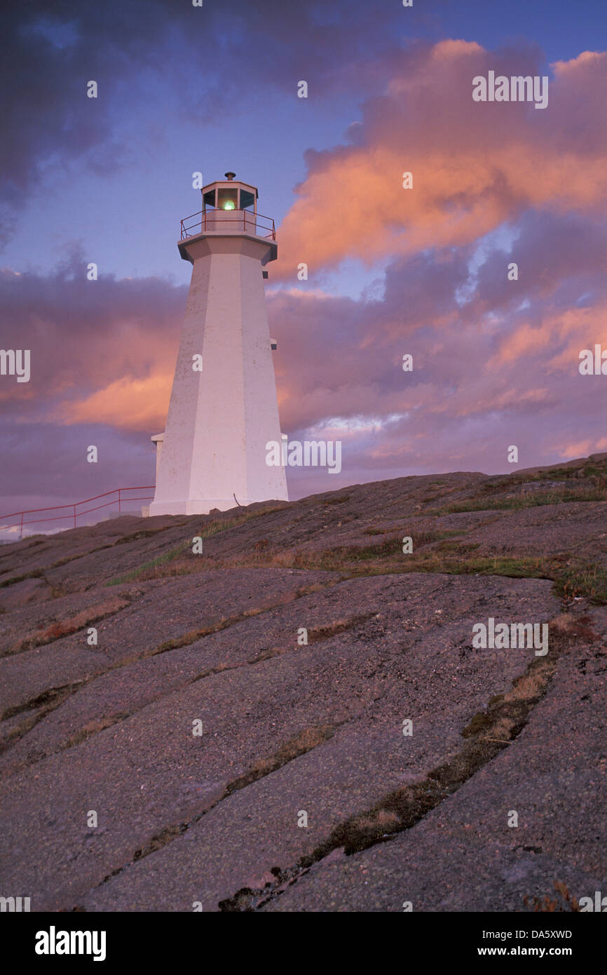 Leuchtturm Cape Spear, nationale, historische Stätte, Neufundland, Kanada, Sonnenuntergang, Wolken, Ozean, Meer, Felsen, Klippe Stockfoto