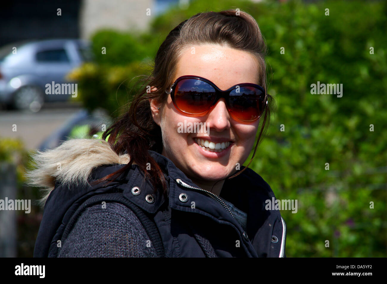 Porträt von zwanzig drei Jahre altes Mädchen in Sonnenbrillen Stockfoto