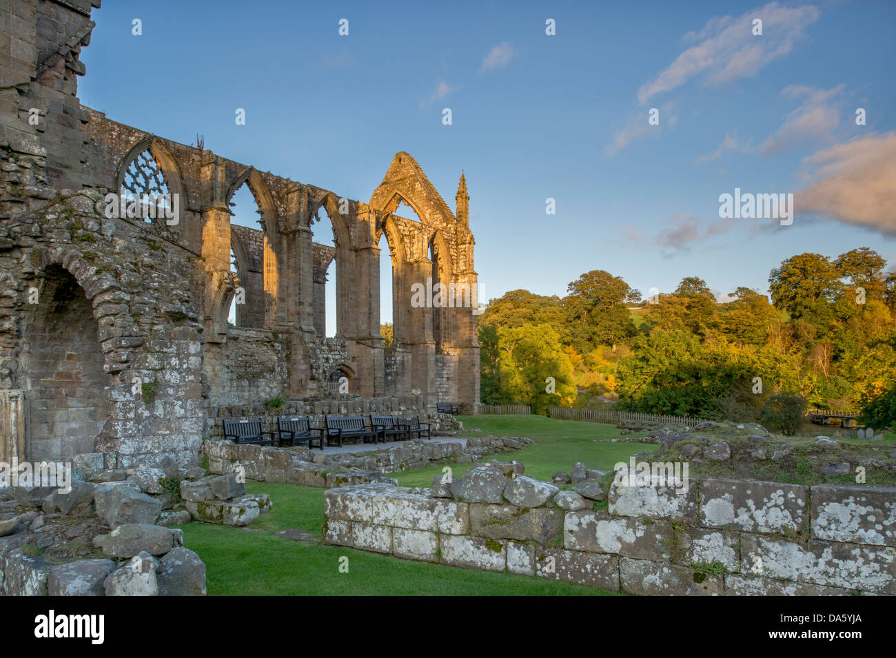 Unter blauen Himmel, Blick auf die sonnendurchflutete, alten, malerischen monastischen Ruinen von Bolton Abbey (Priorat) in der malerischen Landschaft - Yorkshire Dales, England, Großbritannien Stockfoto