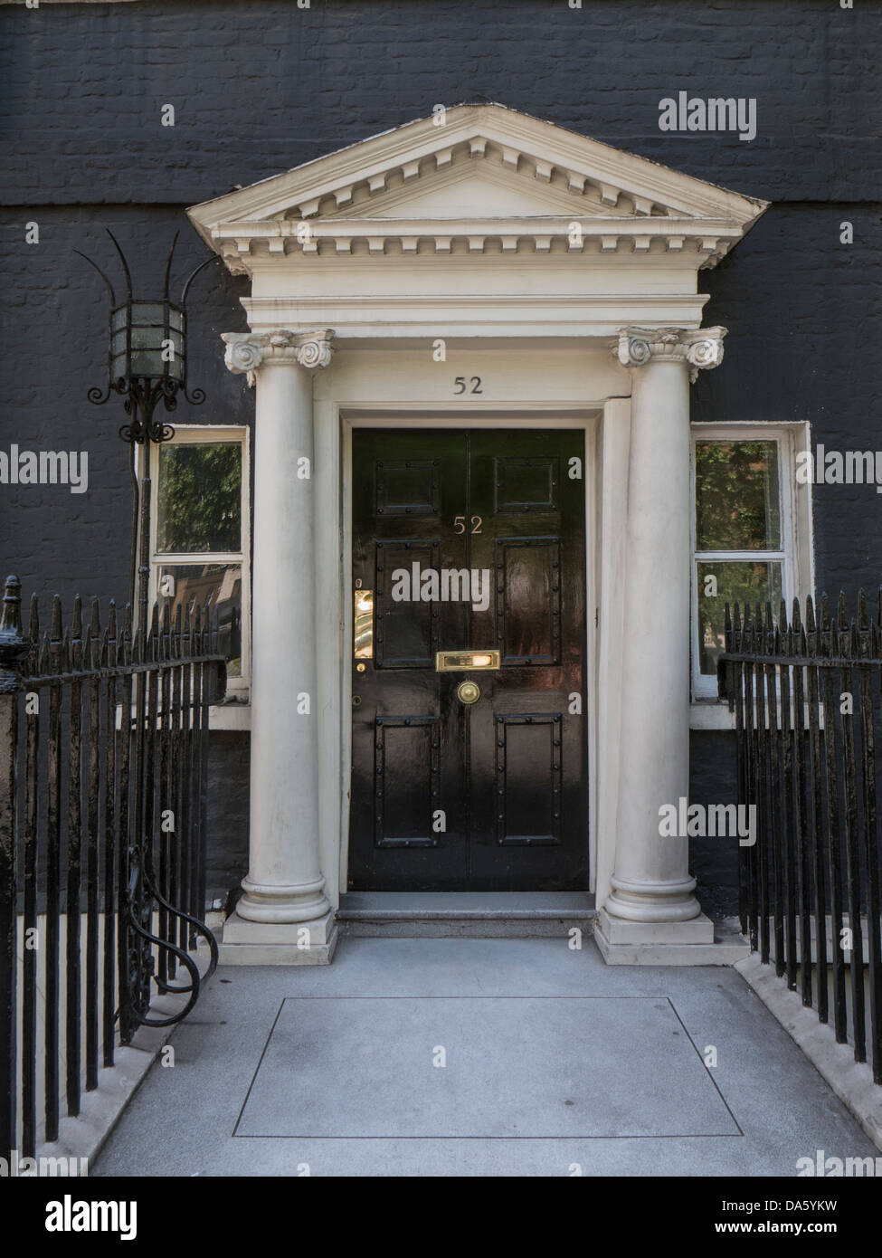 LONDON, Großbritannien - 30. JUNI 2013: Tür zum georgianischen Haus in Mayfair, London Stockfoto