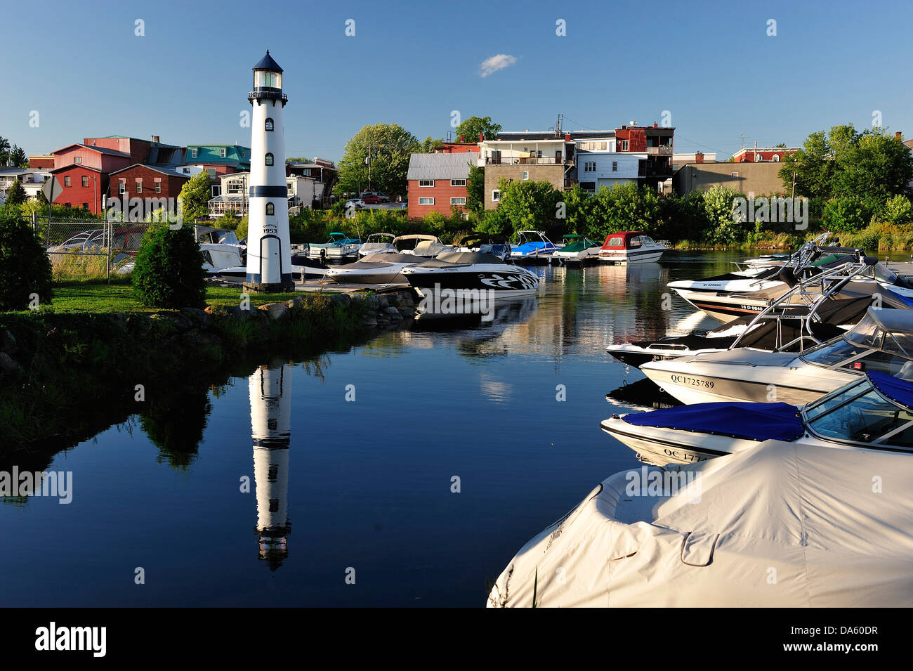 Kanada, Eastern Townships, Leuchtturm, Magog, Quebec, Stadt, Boote, tagsüber, Dock, Häuser, Horizontal, Leuchtturm, Marina, malerisch, Stockfoto