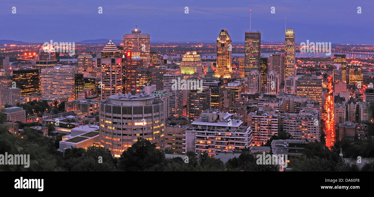 Kanada, Lit, Beleuchtung, Montreal, Quebec, Verkehr, Ansicht, Park, Mont Royal, Gebäude, Autos, Stadt, Innenstadt, fahren, Dämmerung, li Stockfoto