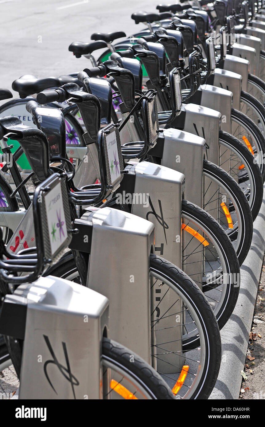 Kanada, Montreal, Quebec, Autovermietung, Fahrradverleih, Fahrräder, Innenstadt, geparkt, Sommer, vertikal, Fahrräder mieten Stockfoto