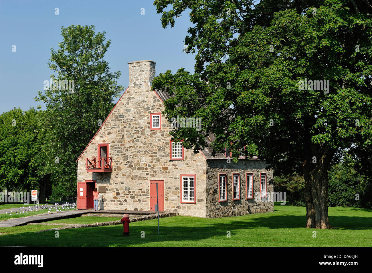 Kanada, Deschambault, Garten, grün, Quebec, Vögel, Gebäude, Schornstein, Horizontal, Haus, rot, Tür, Stein, Sommer, Baum Stockfoto