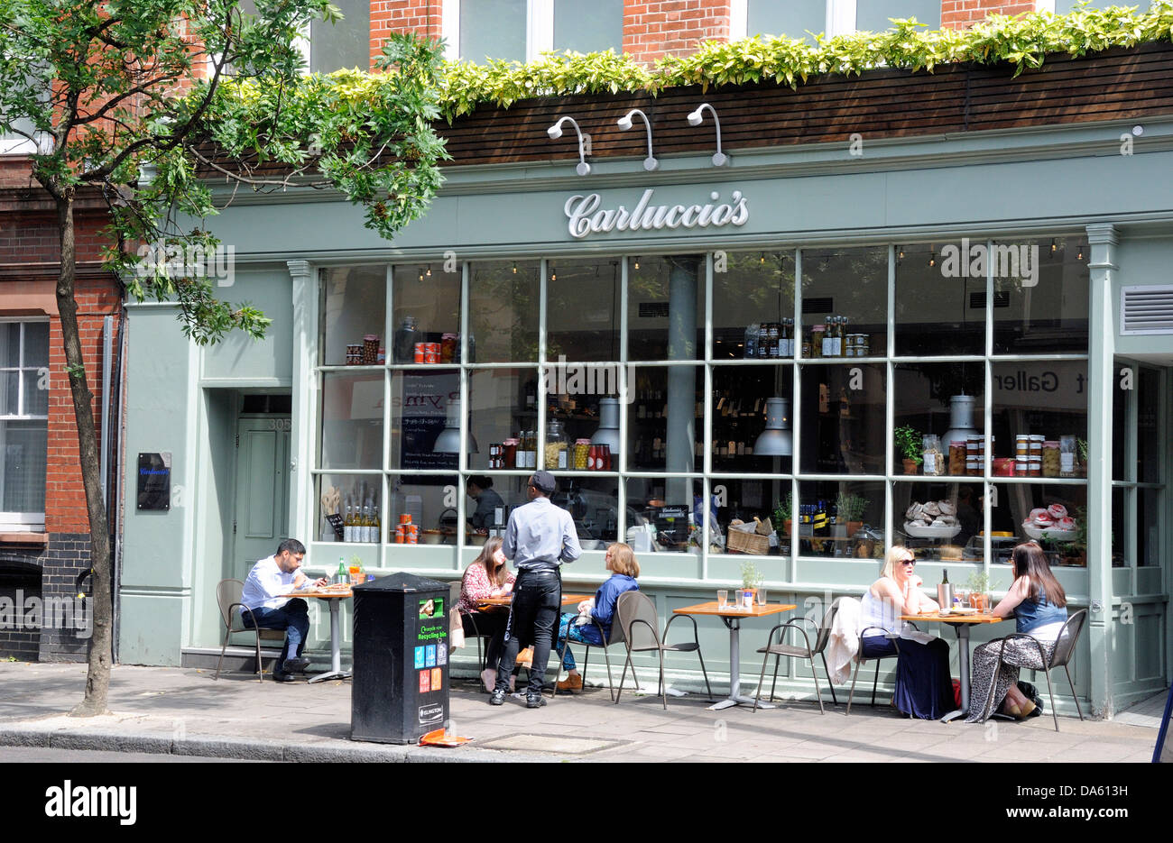 Menschen Essen außerhalb Carluccio, Upper Street, Islington, London England UK Stockfoto
