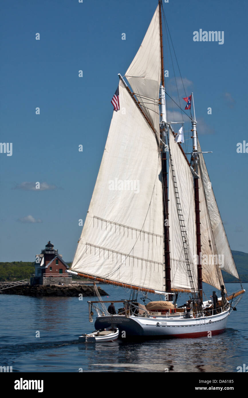 Der Passagier cruise Schoner Timberwind Segeln vorbei an Wellenbrecher Leuchtturm im Hafen von Rockland, Rockland, Maine, Stockfoto
