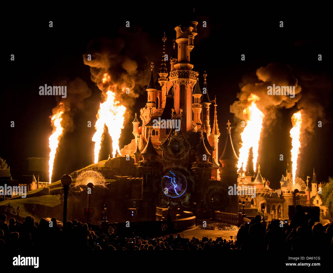Flammen erheben sich über dem Dornröschenschloss im Disneyland Paris anlässlich des 20. Jahrestages, die Träume zeigen. Stockfoto