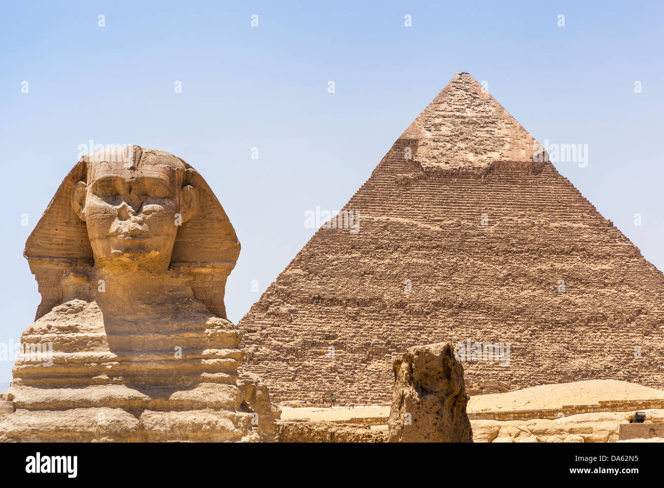 Die große Sphinx und Pyramide des Chephren, auch bekannt als Pyramide des Chephren, Gizeh, Kairo, Ägypten Stockfoto