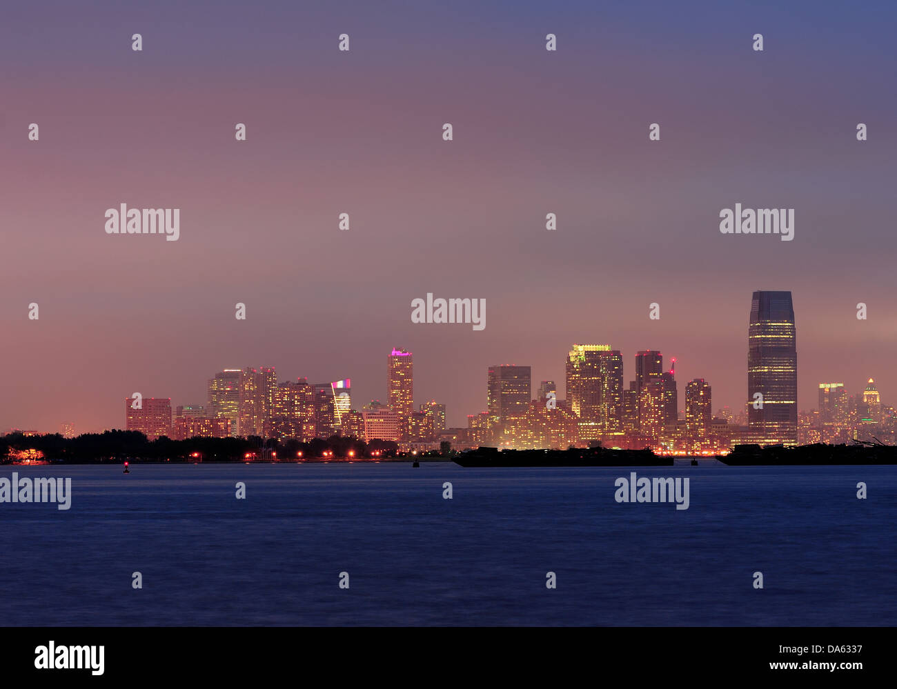 New Jersey-Skyline bei Nacht mit Wolkenkratzern über Hudson River. Stockfoto