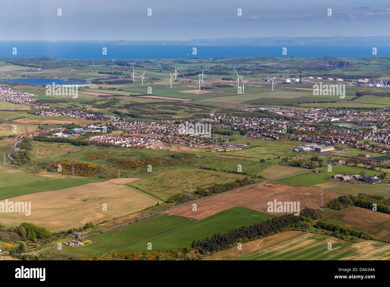 Windpark in Fife mit dem Firth of Forth und East Lothian in der Ferne - Luftbild Stockfoto