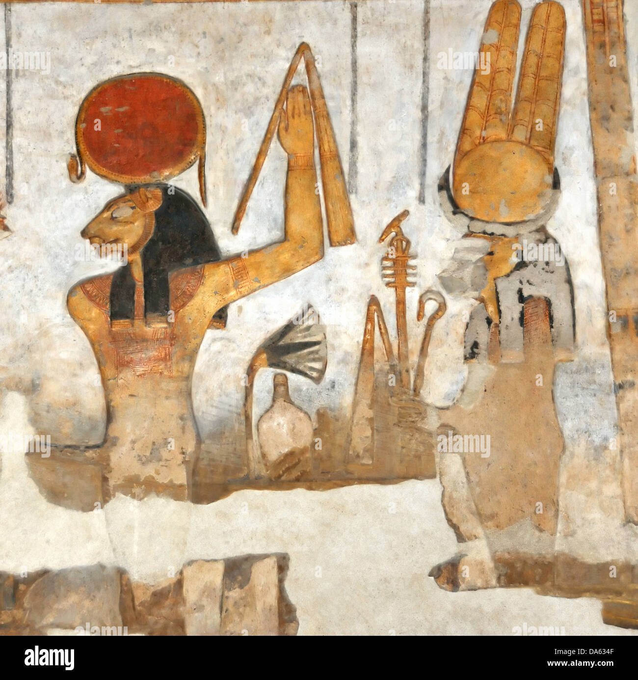 Malerei der antiken ägyptischen löwenköpfige Göttin Sekhmet, die mächtig ein, begleitet von ihr Gemahl Ptah Stockfoto