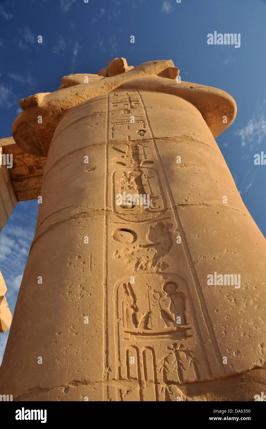 Riesige Statue von Osiris im Ramesseum, der alten ägyptischen Leichenhalle Tempel von Ramses II in Theben in der Nähe von Luxor, Ägypten Stockfoto