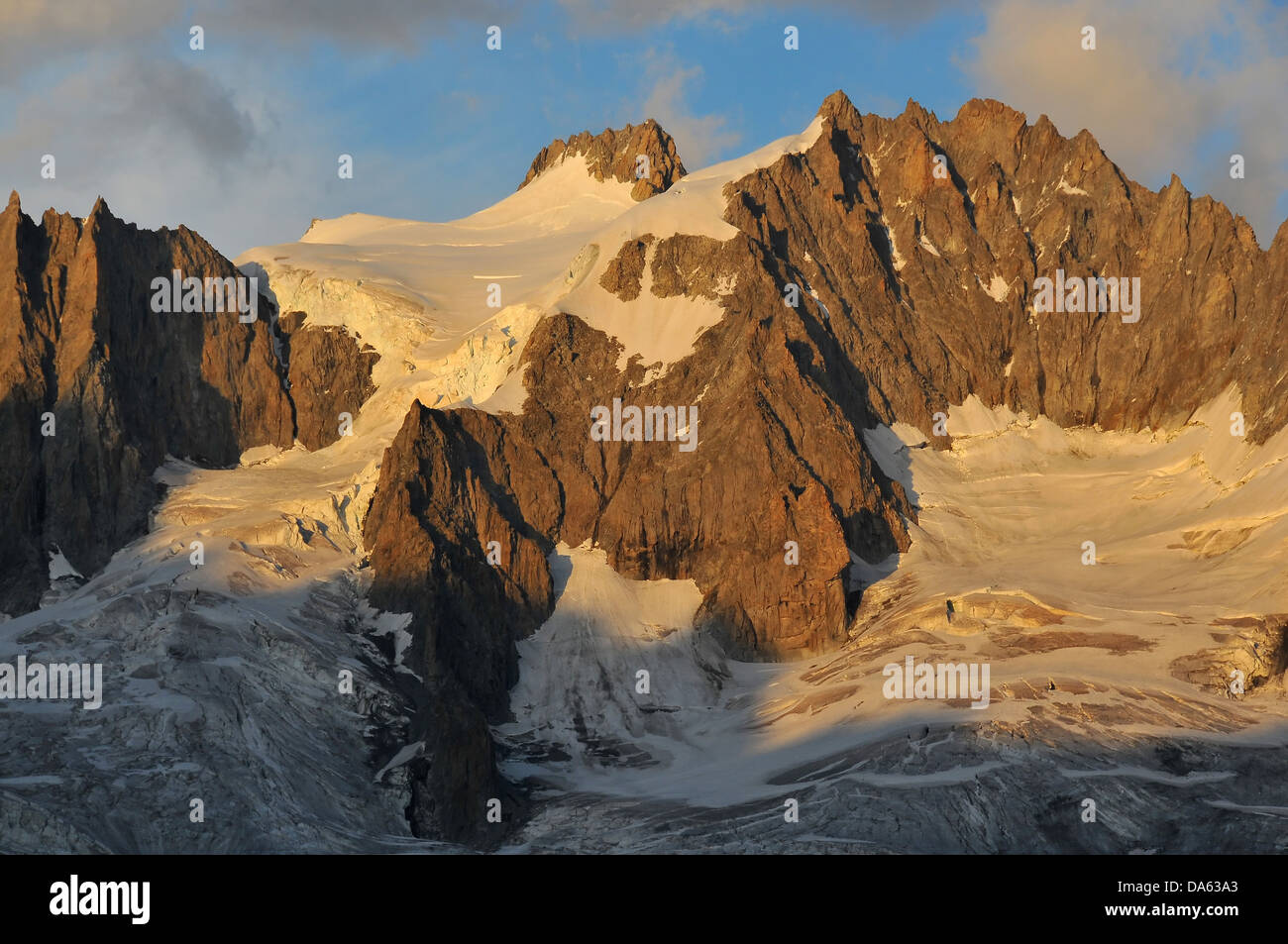 die Aiguille du Triollet im Abendlicht über Chamonix in den französischen Alpen Stockfoto