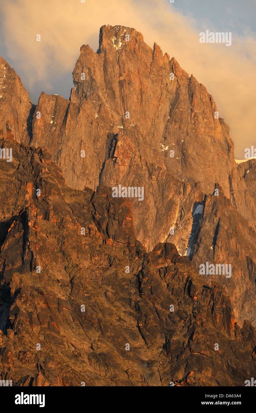 Abendlicht fällt auf die Aiguille de Leschaux im Mont-Blanc-massiv über Chamonix Stockfoto