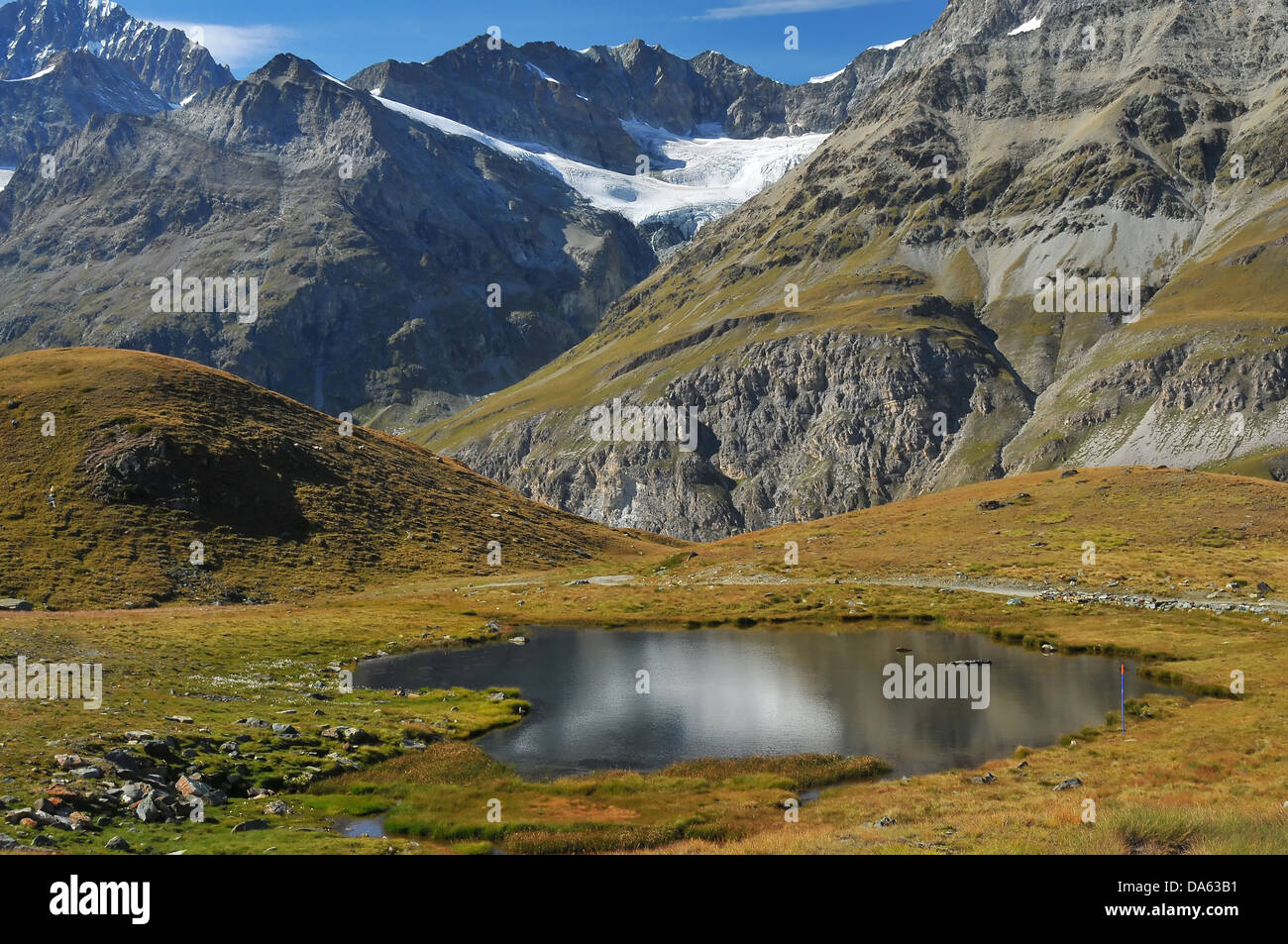 der Matterhornweg oder Matterhorn Weg Wanderweg führt ein kleiner See und atemberaubende Landschaft in den Bergen oberhalb von Zermatt in der s Stockfoto
