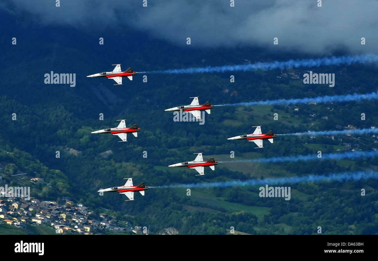 SION, Schweiz, Schweizer Luftwaffe Team in Formation über die Alpen auf dem Breitling Air show.  18. September 2011 in Sion, Ausrüstu Stockfoto