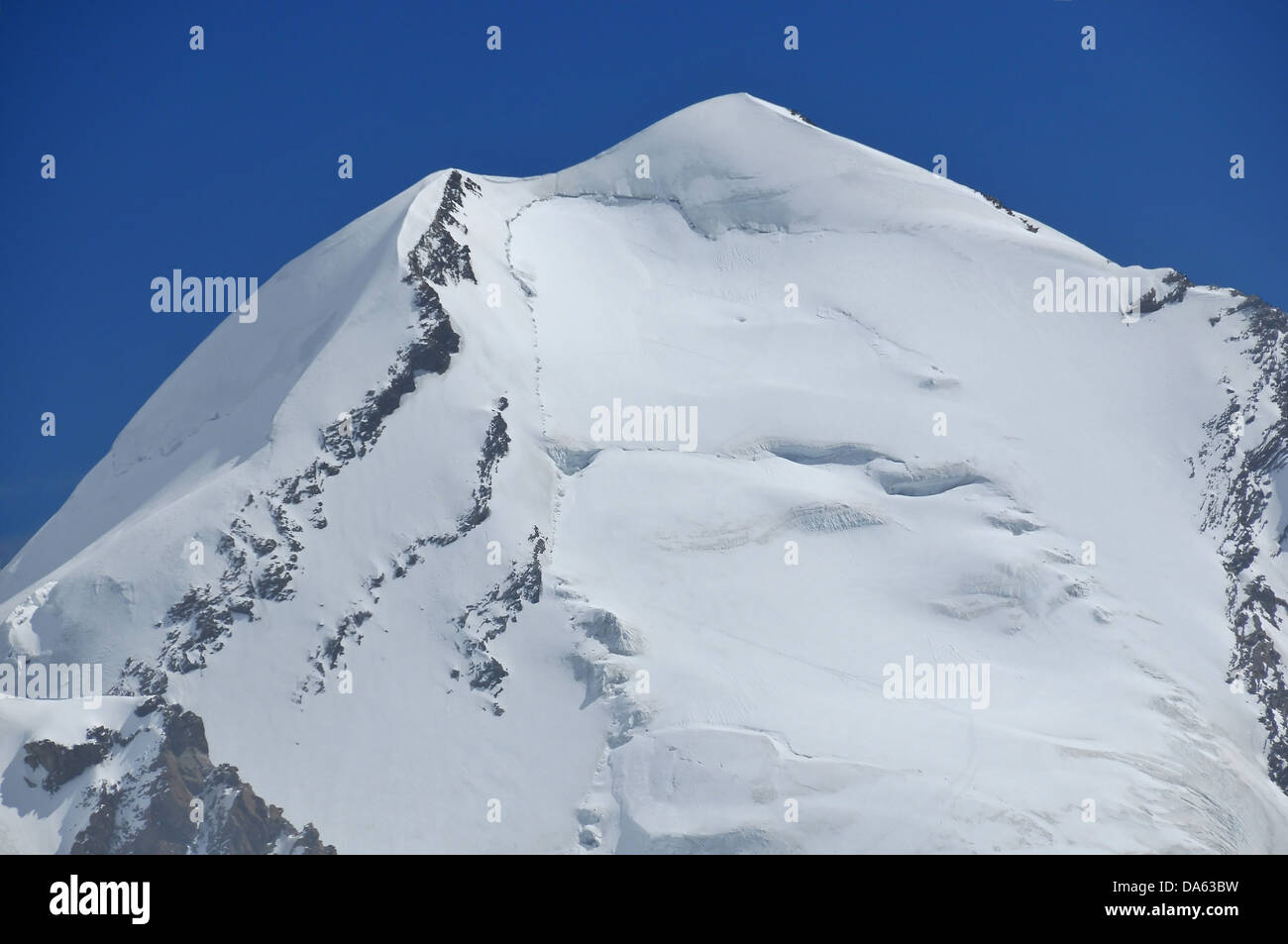Castor in den Schweizer Alpen an der schweizerisch-italienischen Grenze. Sichtbar auf dem Gletscher die Route zum Gipfel Stockfoto