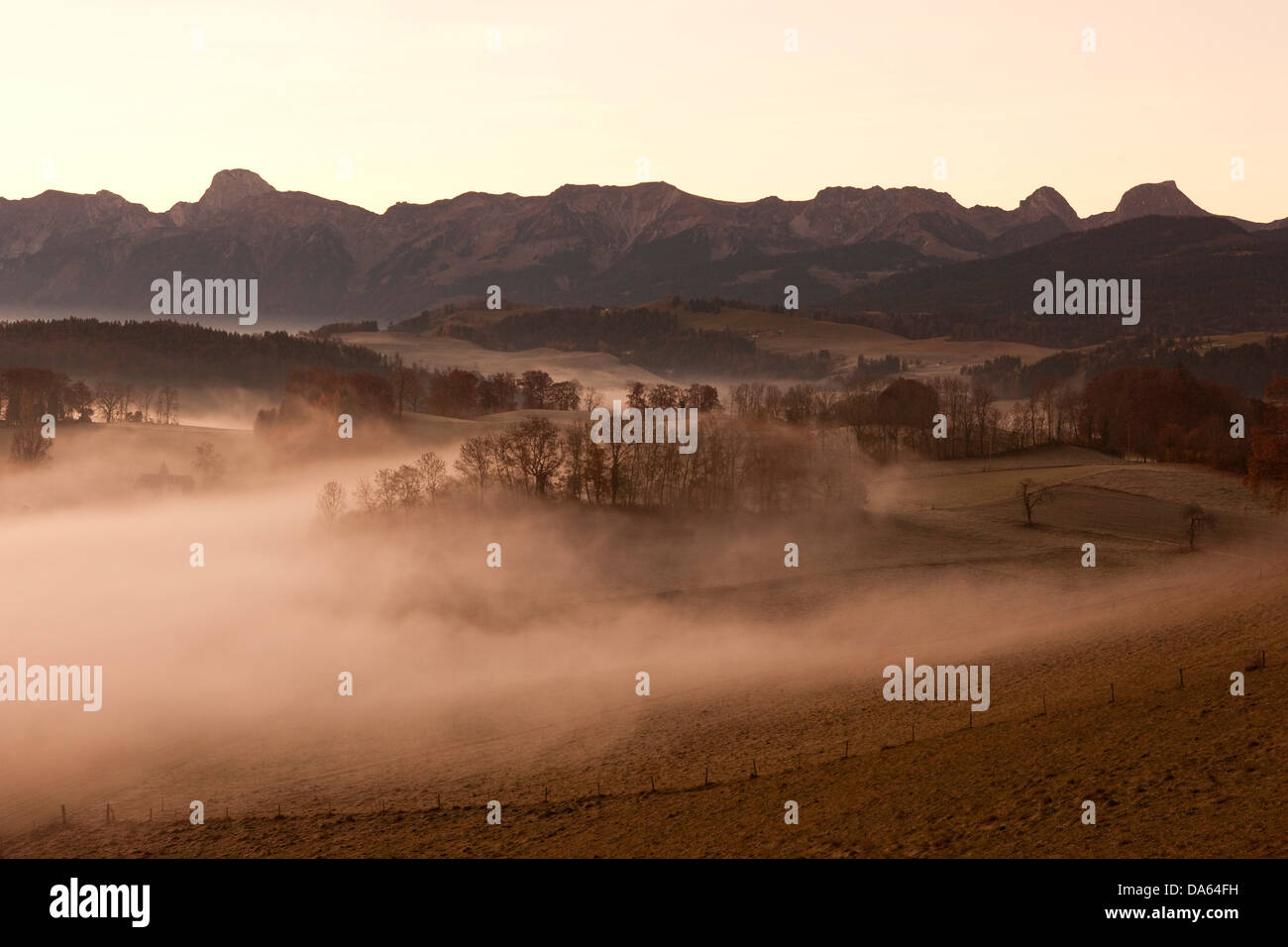 Ansicht, Meer von Nebel, Nebel, Gürbetal, Berner Alpen, Herbst, Berg, Berge, Nebel, Hasli, Riggisberg, Gantrisch, Kanton Bern, B Stockfoto