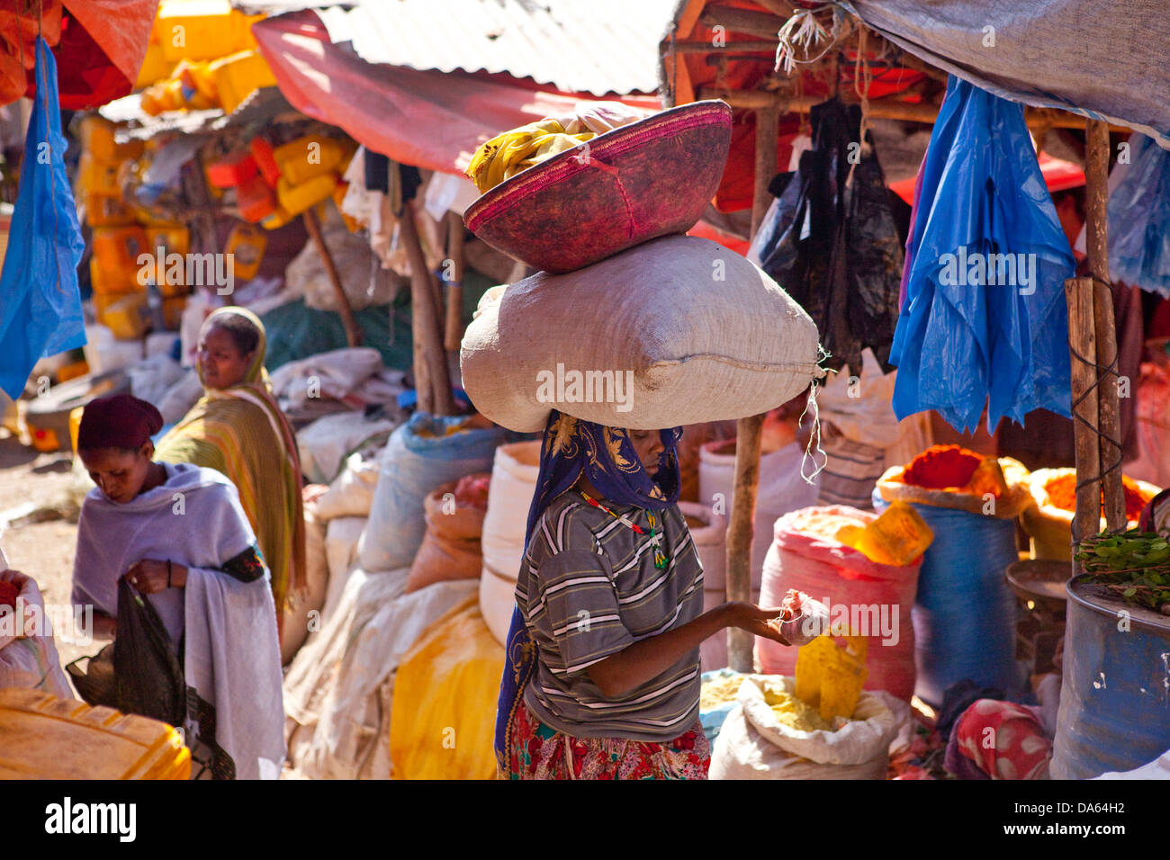 Markt, Harar, Äthiopien, UNESCO Weltkulturerbe, Afrika, Stadt, Stadt, waren, Ware, Lasten, Kopf, tragen, tragen, Stockfoto