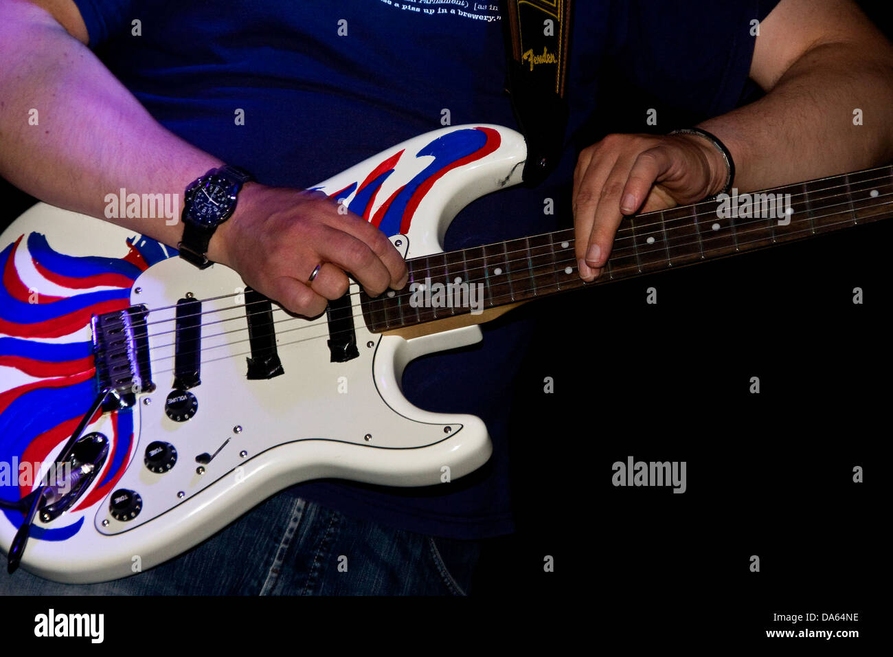 Flaming Stratman Werner Lindner spielen die Fender Stratocaster während einer live-Performance bei 20 Rocks in Dundee, Großbritannien Stockfoto