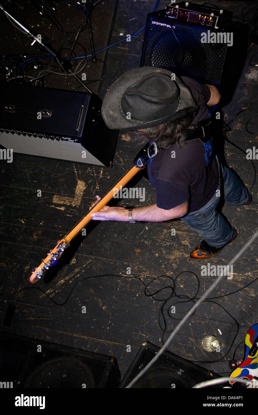 Obenliegende Porträt von Terry Duggan Bass zu spielen, während die live-Performance bei 20 Felsen während der 2013 Dundee Blues Bonanza, UK Stockfoto