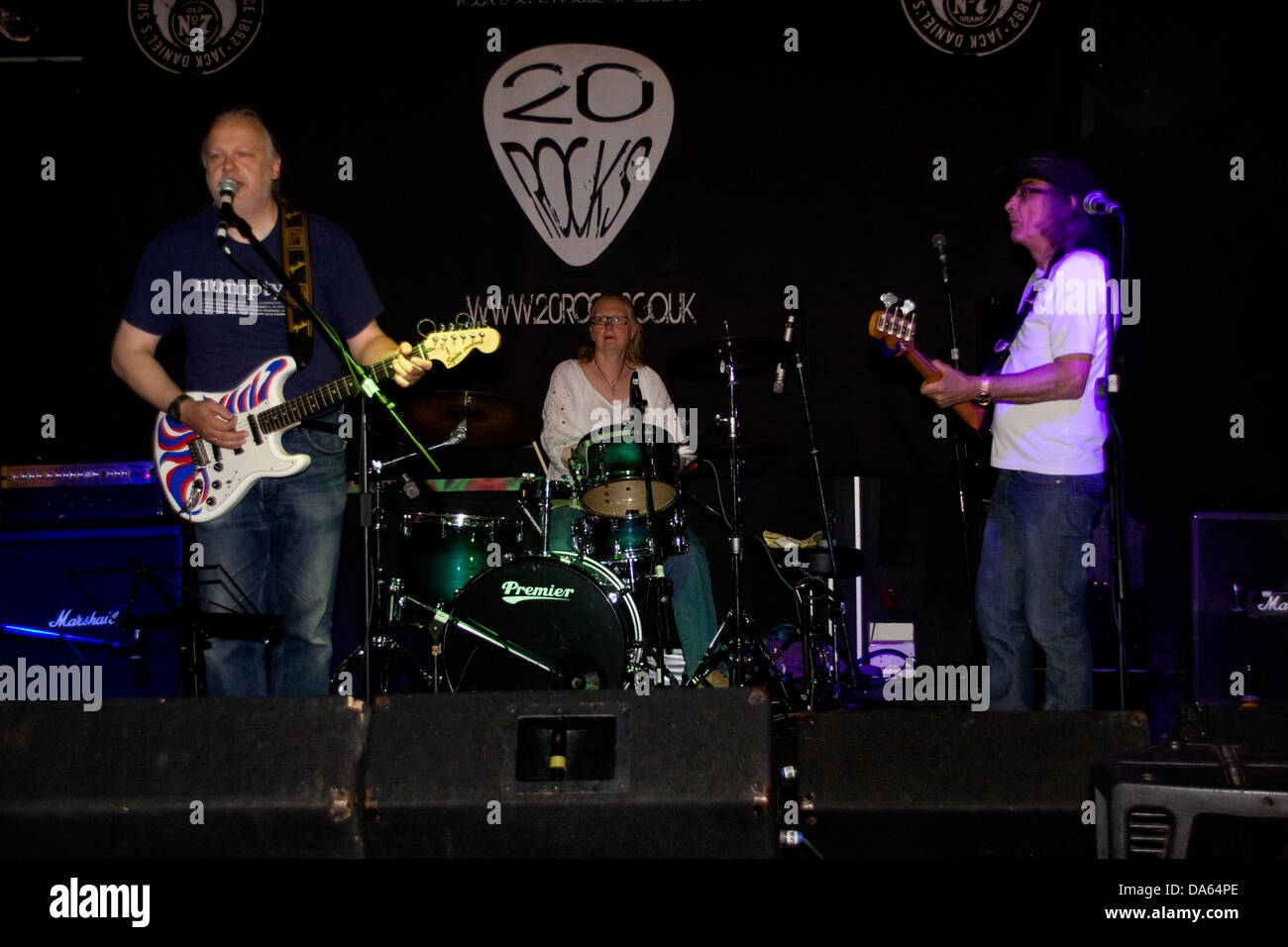 Deutscher Blues Band der flammenden Stratmen die live an den 20 Felsen auf Samstag, 29. Juni 2013 in Dundee, Großbritannien Stockfoto