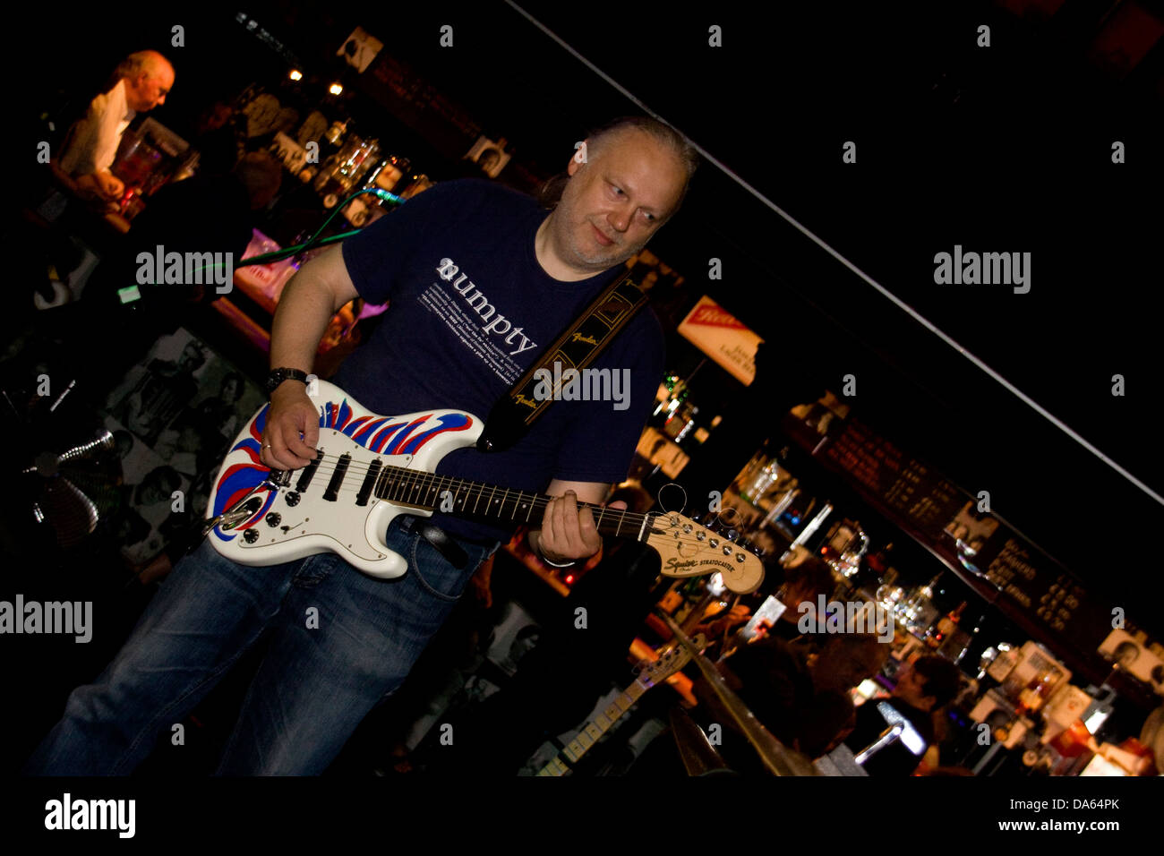 Werner Lindner von The Flaming Stratman spielen die Fender Stratocaster während einer live-Performance bei 20 Rocks in Dundee, Großbritannien Stockfoto
