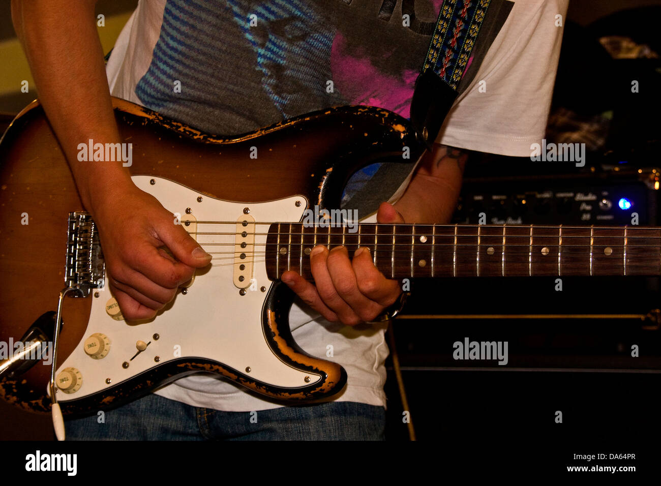 Lee Wharton die nach Stunden Blues Band verbiegen die Saiten eine Fender Stratocaster während einer live-Performance in Dundee, Großbritannien Stockfoto