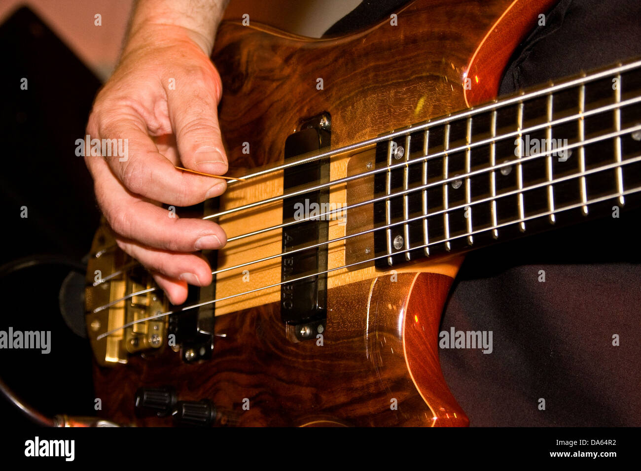 Doug Long der nach Stunden Blues Band eine 1998 Alembic Essenz 5 Bass Gitarre zu spielen, in der die Klozet Kneipe in Dundee, Großbritannien Stockfoto