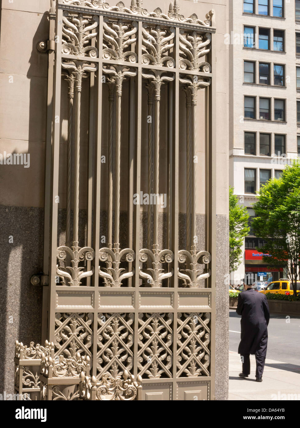 Verzierten Metall Gates, New York Life Building, Madison Avenue, New York Stockfoto