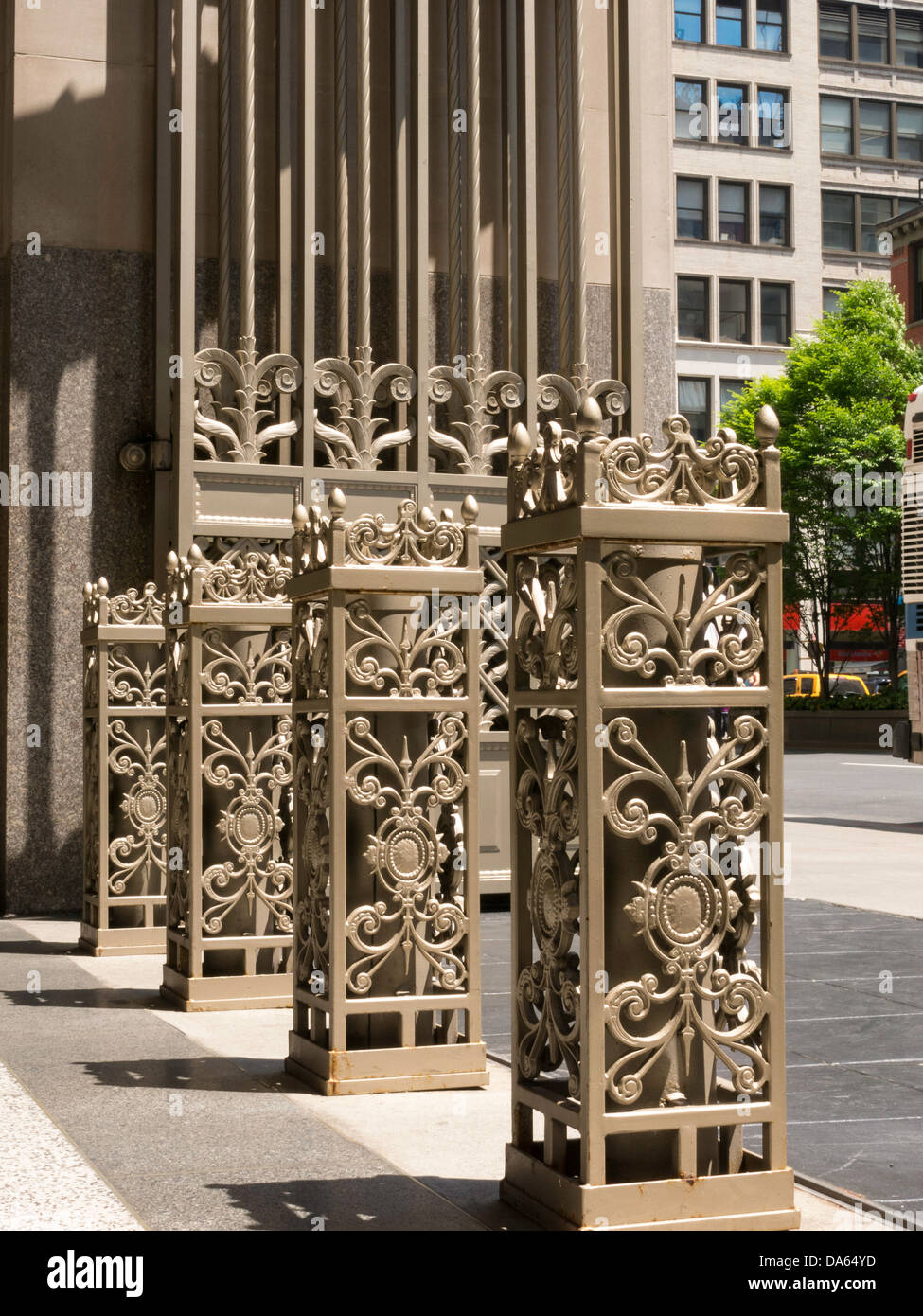 Verzierten Metall Gates, New York Life Building, Madison Avenue, New York Stockfoto