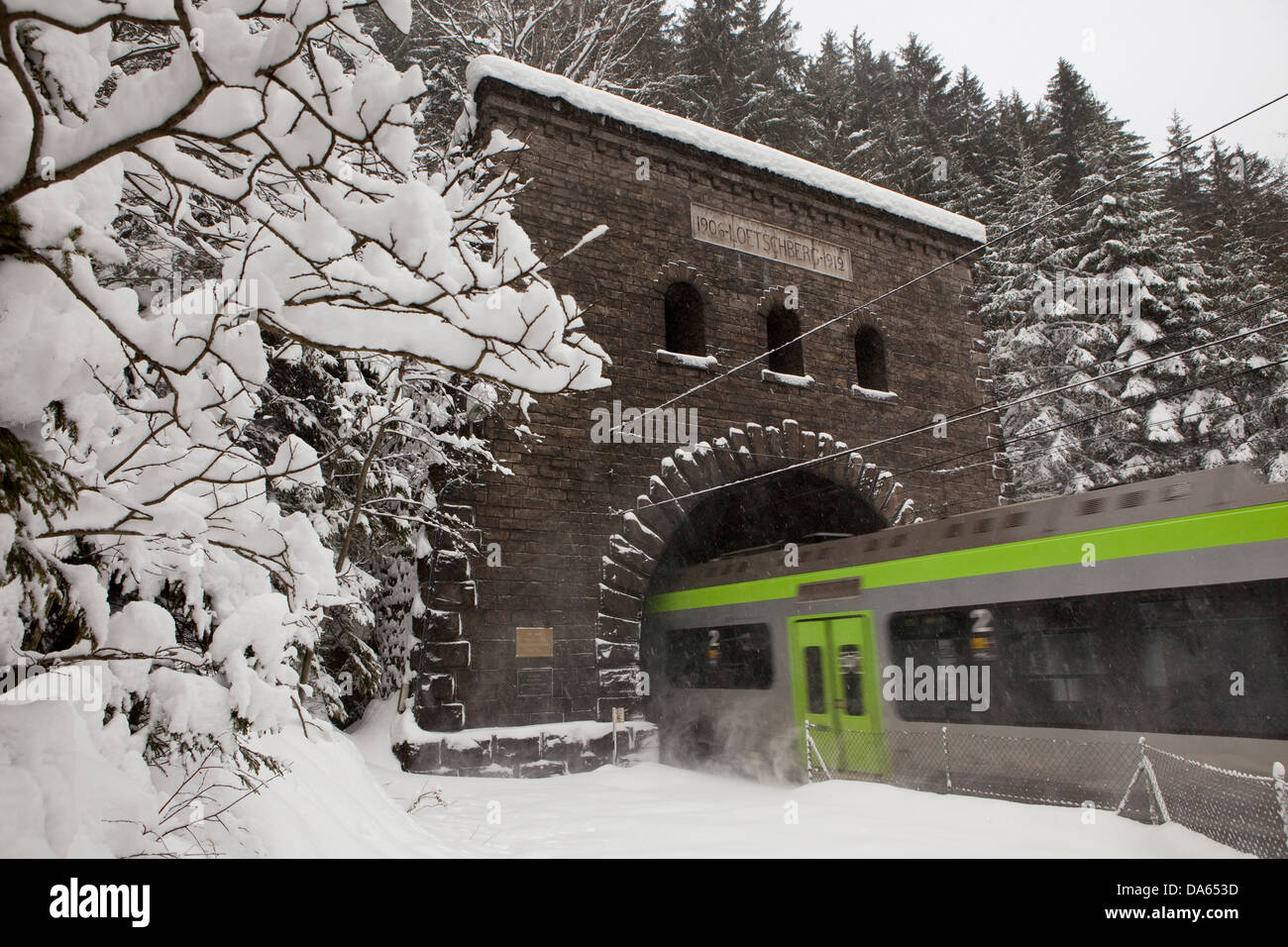 Autoload, Kandersteg, BE, Winter, Kanton Bern, Berner Oberland, Schnee, Straße, Bahn, Zug, Eisenbahn, Verkehr, Transport, Schweiz Stockfoto