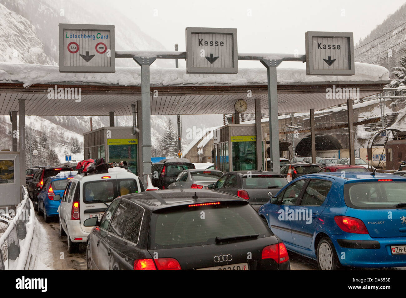 Autoload, Lötschberg, Goppenstein, VERSUS, Straße, Bahn, Zug, Eisenbahn, Verkehr, Transport, Winter, Kanton Wallis, richtet Stockfoto