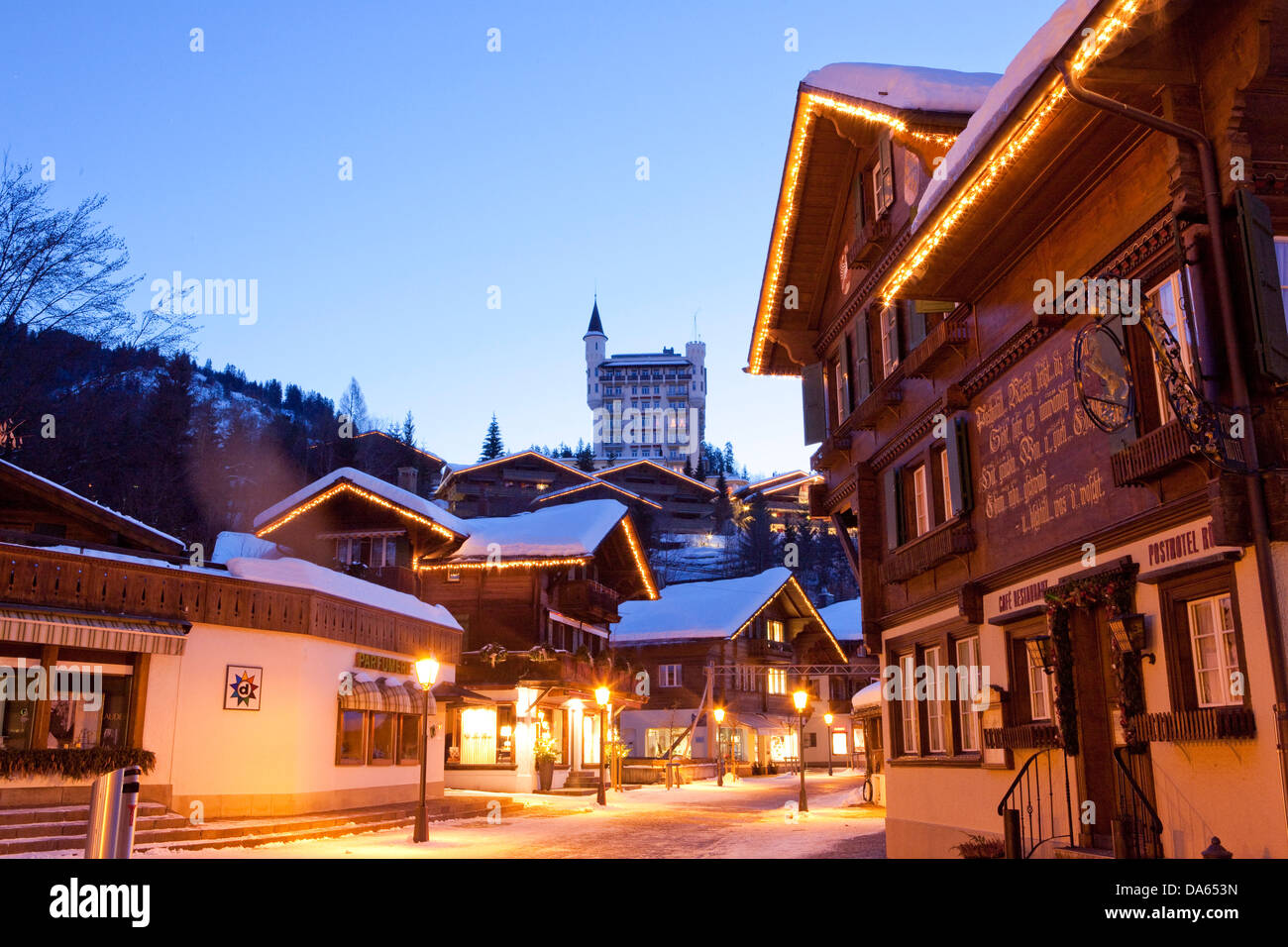 Gstaad, Winter, Dorf, Nacht, dunkel, Kanton Bern, Berner Oberland, Schweiz, Europa, Lichter, Chalets Stockfoto